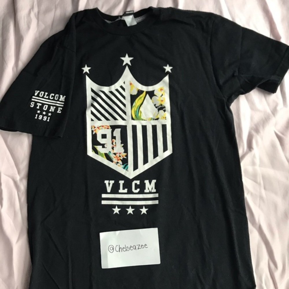 Volcom black tee